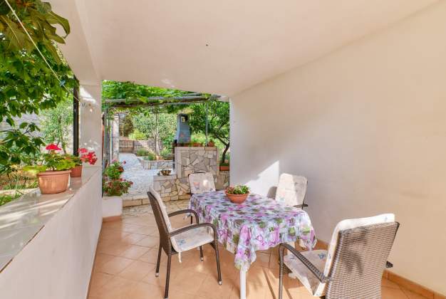Apartment Rosa 1 quiet location for 4 people with a terrace, Mali Lošinj