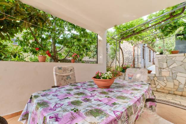 Apartment Rosa 1 quiet location for 4 people with a terrace, Mali Lošinj