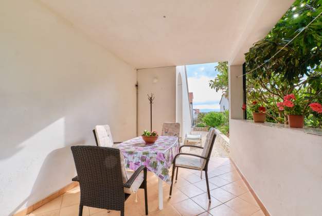 Apartment Rosa 1 quiet location for 4 people with a terrace, Mali Lošinj