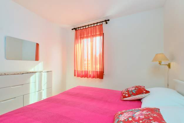 Apartment Rosa 1 quiet location for 4 people with a terrace, Mali Lošinj