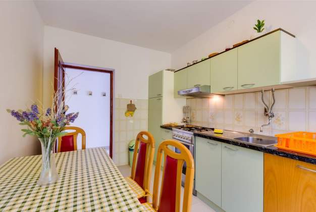 Apartment Rosa 1 quiet location for 4 people with a terrace, Mali Lošinj