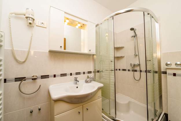 Apartman Ruža 3, Prostran, luksuzan smještaj s jacuzzijem, Mali Lošinj 