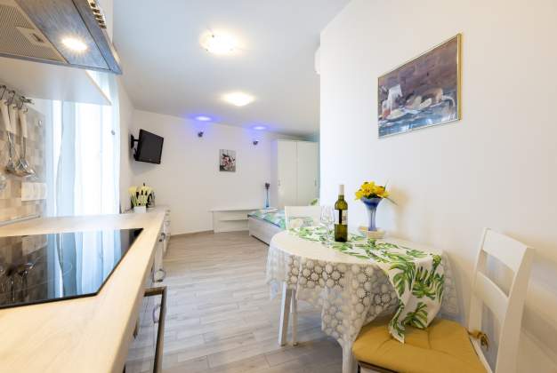 Apartment Sandra 1 balcony with sea view, Mali Losinj