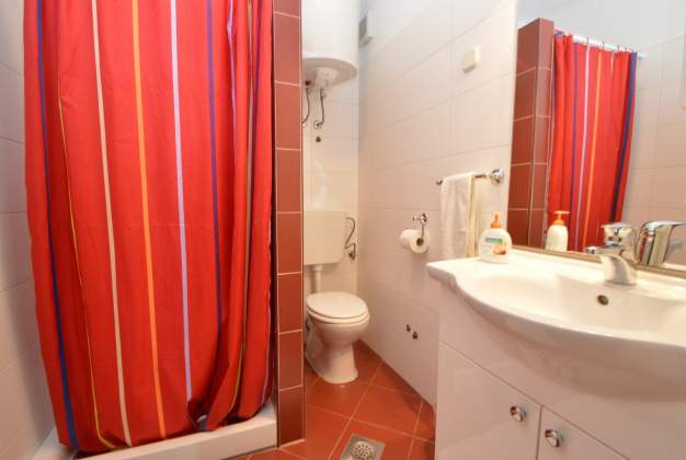 Apartma Tia 1 - nahaja se tik ob zalivu Sveti Martin za 3 osebe, Mali Lošinj, Hrvaška.