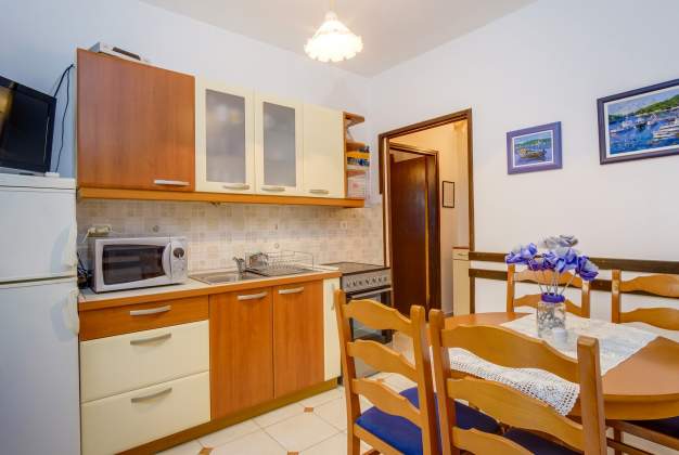 Apartment Anamarija 2, for 4 people on the ground floor, Mali Lošinj