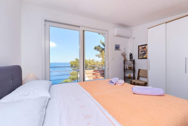 Apartment  Vitorio 3 - located by the beach of Vladarka Bay for 3 people in Mali Lošinj, Croatia.