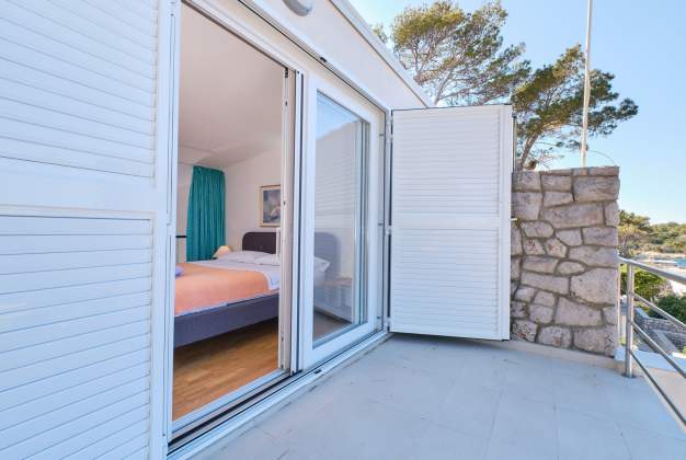 Apartment  Vitorio 3 - located by the beach of Vladarka Bay for 3 people in Mali Lošinj, Croatia.