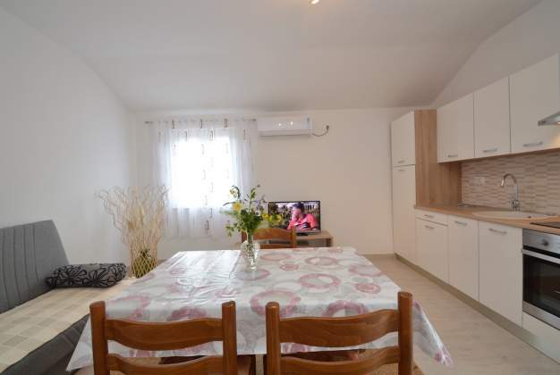Apartment Lakić 3, Beachside Comfort for 2-3 Guests in Artatore