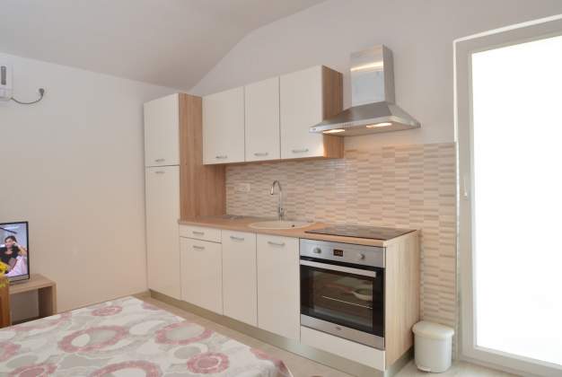 Apartment Lakić 3, Beachside Comfort for 2-3 Guests in Artatore
