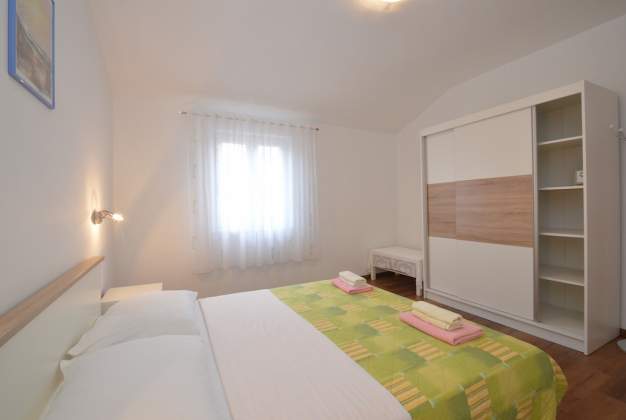 Apartment Lakić 3, Beachside Comfort for 2-3 Guests in Artatore