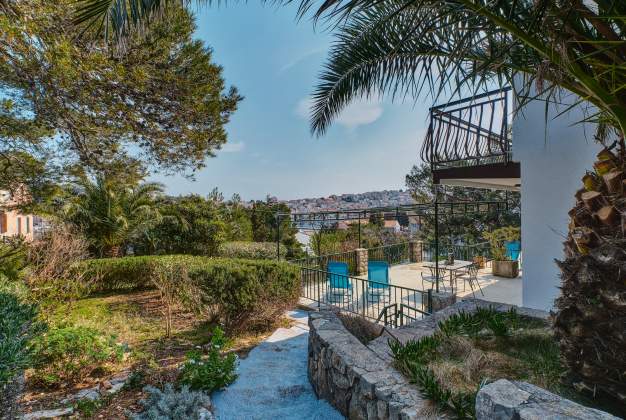 Apartment Gari 2 warm and cozy atmosphere with a floral terrace for 2 people, Mali Lošinj.