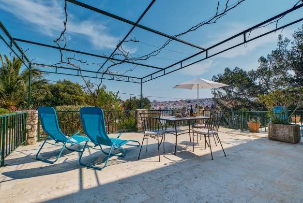 Ferienwohnungen Gari 2 warme und gemütliche Atmosphäre mit blumengeschmückten Terrasse für 2 Persone