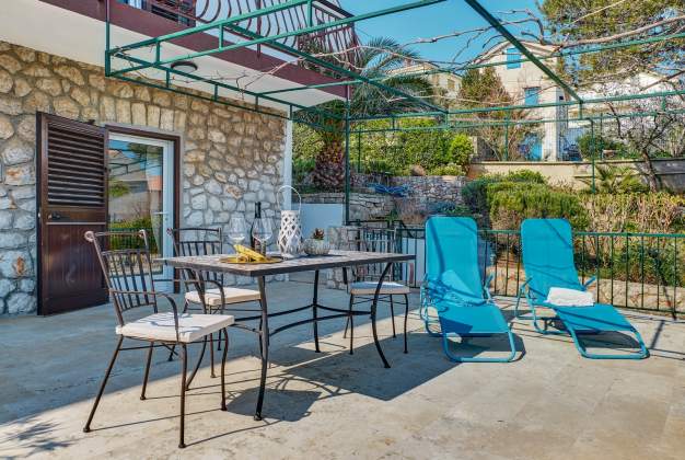 Apartment Gari 2 warm and cozy atmosphere with a floral terrace for 2 people, Mali Lošinj.