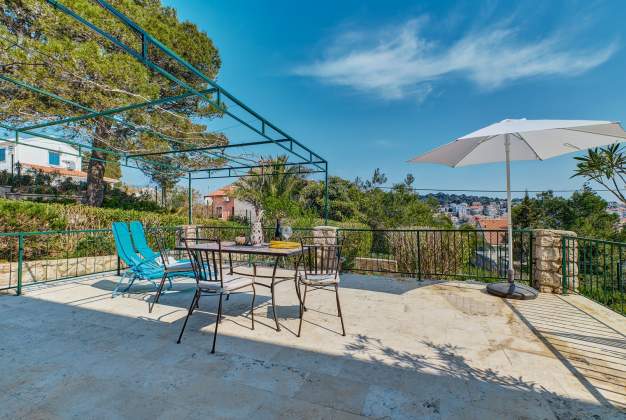 Apartment Gari 2 warm and cozy atmosphere with a floral terrace for 2 people, Mali Lošinj.