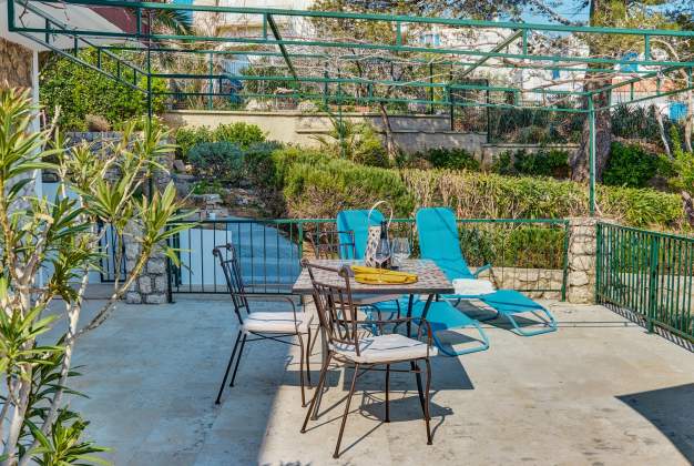 Apartment Gari 2 warm and cozy atmosphere with a floral terrace for 2 people, Mali Lošinj.