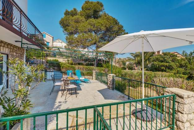 Apartment Gari 2 warm and cozy atmosphere with a floral terrace for 2 people, Mali Lošinj.