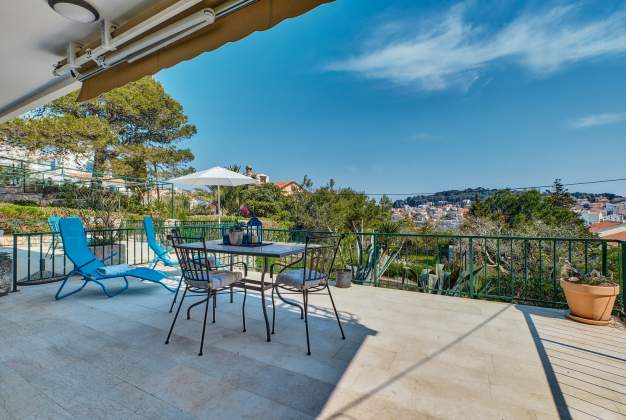 Apartment Gari 2 warm and cozy atmosphere with a floral terrace for 2 people, Mali Lošinj.