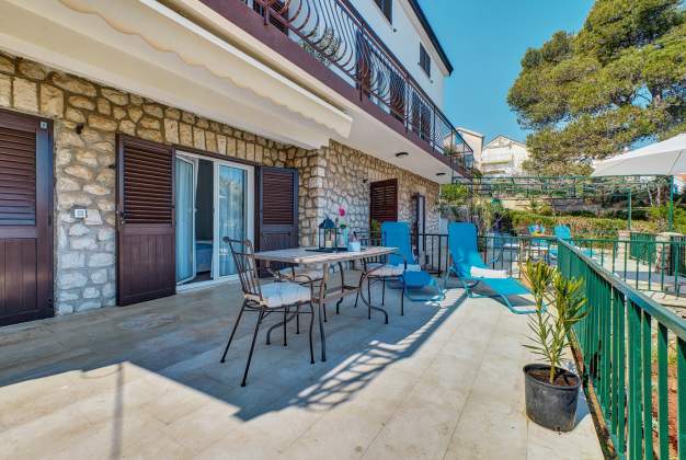 Apartment Gari 2 warm and cozy atmosphere with a floral terrace for 2 people, Mali Lošinj.