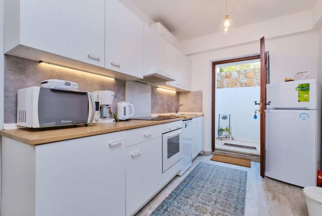 Apartma Gari 2 topel in prijeten ambient s cvetlično teraso za 2 osebi Mali Lošinj.