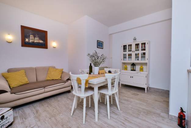 Apartma Gari 2 topel in prijeten ambient s cvetlično teraso za 2 osebi Mali Lošinj.