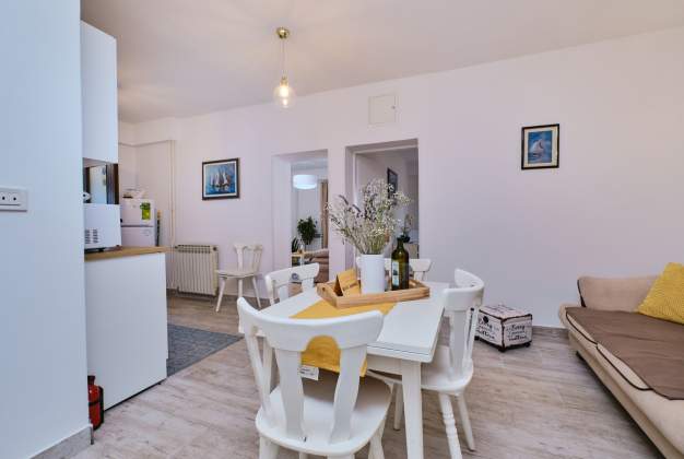 Apartment Gari 2 warm and cozy atmosphere with a floral terrace for 2 people, Mali Lošinj.