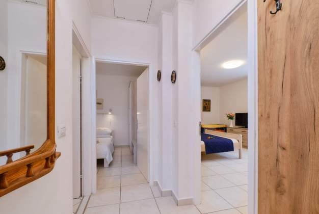 Apartmaji Antares 3 - toplo in diskretno okolje za 6 oseb v Mali Lošinj.