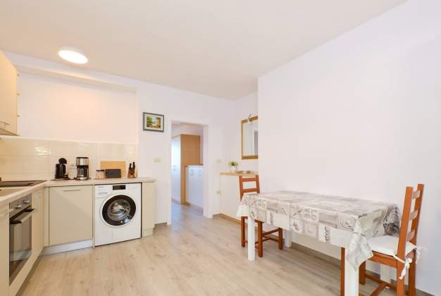 Apartment Natali 3 Sea View | Mali Lošinj, Near Čikat Bay – 8