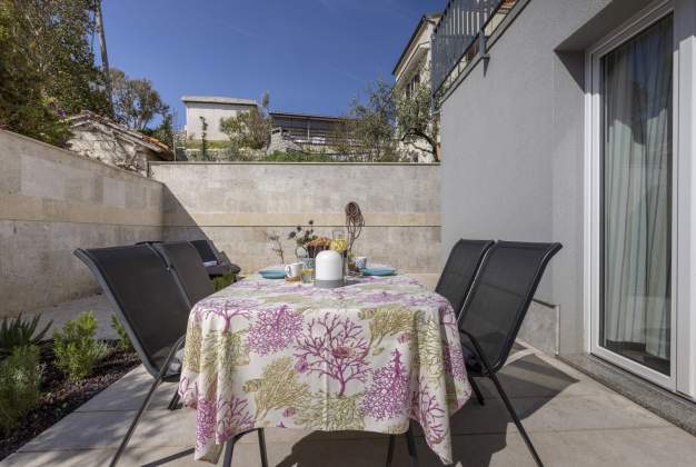 Apartment Apsyrtides beautiful renovated close to Sveti Martin beach for 2 people, Mali Lošinj.