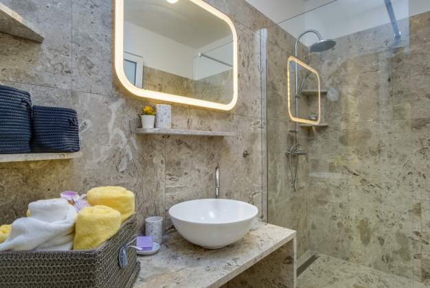 Apartment Apsyrtides beautiful renovated close to Sveti Martin beach for 2 people, Mali Lošinj.