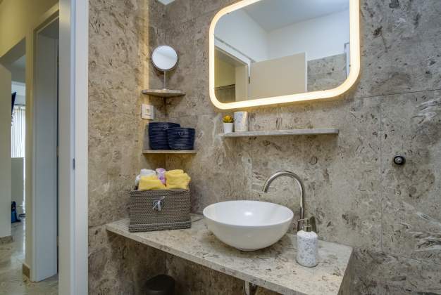 Apartment Apsyrtides beautiful renovated close to Sveti Martin beach for 2 people, Mali Lošinj.