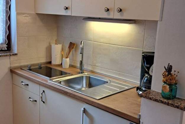 Arty 1 Apartment, 150m from the sea, charming terrace in Artatore, Mali Losinj