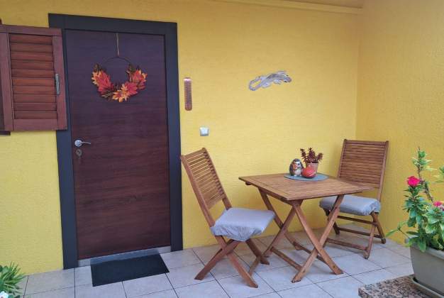 Arty 1 Apartment, 150m from the sea, charming terrace in Artatore, Mali Losinj