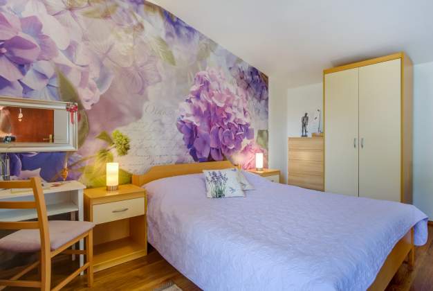 Arty 1 Apartment, 150m from the sea, charming terrace in Artatore, Mali Losinj
