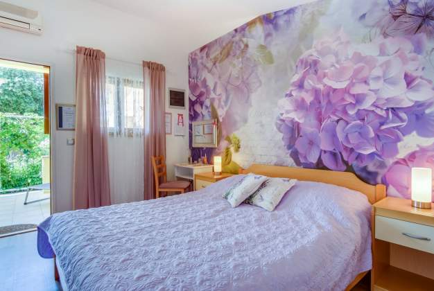 Arty 1 Apartment, 150m from the sea, charming terrace in Artatore, Mali Losinj