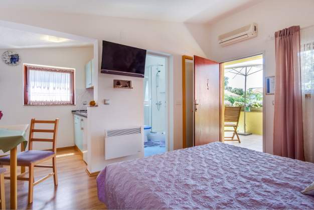 Arty 1 Apartment, 150m from the sea, charming terrace in Artatore, Mali Losinj