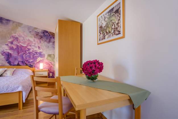 Arty 1 Apartment, 150m from the sea, charming terrace in Artatore, Mali Losinj