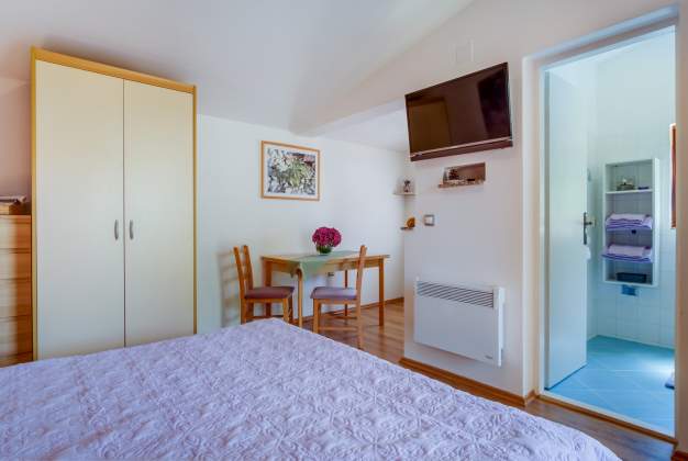 Arty 1 Apartment, 150m from the sea, charming terrace in Artatore, Mali Losinj