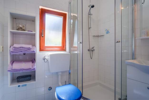 Arty 1 Apartment, 150m from the sea, charming terrace in Artatore, Mali Losinj
