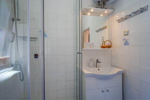Arty 1 Apartment, 150m from the sea, charming terrace in Artatore, Mali Losinj