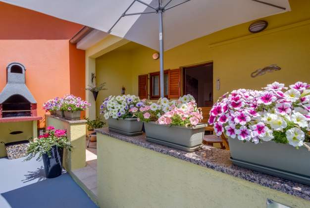 Arty 1 Apartment, 150m from the sea, charming terrace in Artatore, Mali Losinj