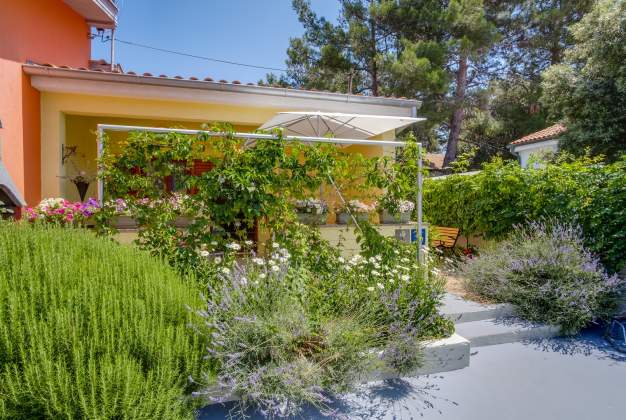 Arty 1 Apartment, 150m from the sea, charming terrace in Artatore, Mali Losinj