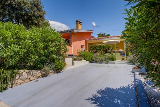 Arty 1 Apartment, 150m from the sea, charming terrace in Artatore, Mali Losinj