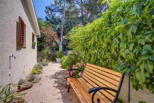 Arty 1 Apartment, 150m from the sea, charming terrace in Artatore, Mali Losinj