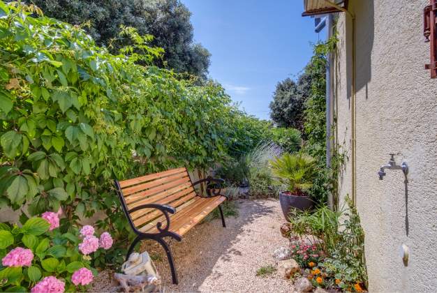 Arty 1 Apartment, 150m from the sea, charming terrace in Artatore, Mali Losinj