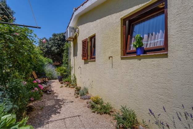 Arty 1 Apartment, 150m from the sea, charming terrace in Artatore, Mali Losinj