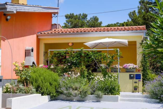 Arty 1 Apartment, 150m from the sea, charming terrace in Artatore, Mali Losinj