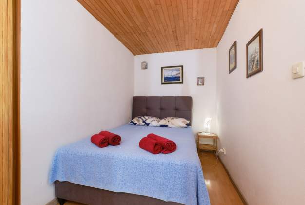Studio Mirta, surrounded by greenery in Poljana, Mali Lošinj