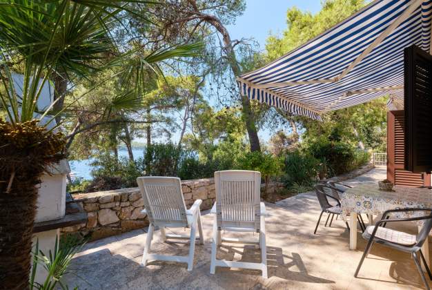 Studio Mirta, surrounded by greenery in Poljana, Mali Lošinj
