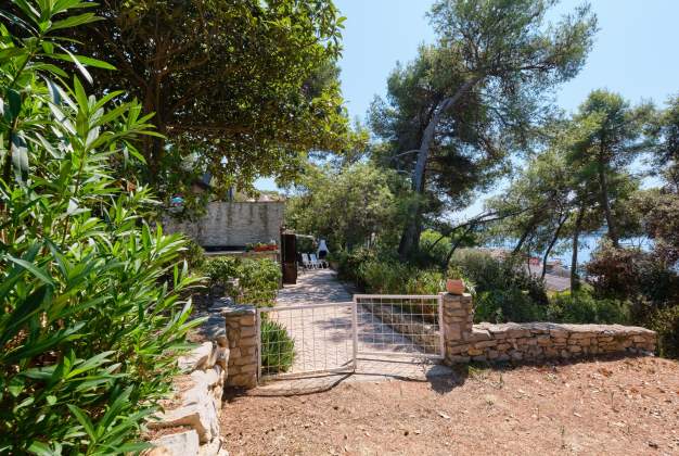 Studio Mirta, surrounded by greenery in Poljana, Mali Lošinj