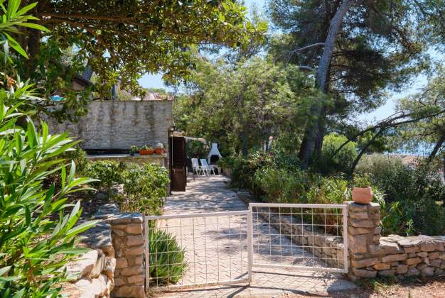 Studio Mirta, surrounded by greenery in Poljana, Mali Lošinj